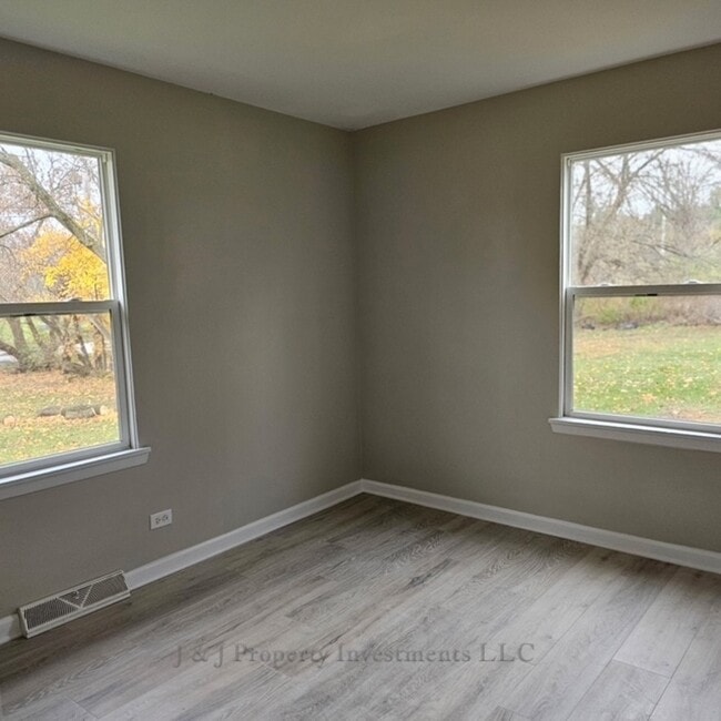 Building Photo - 7119 S Solon Rd