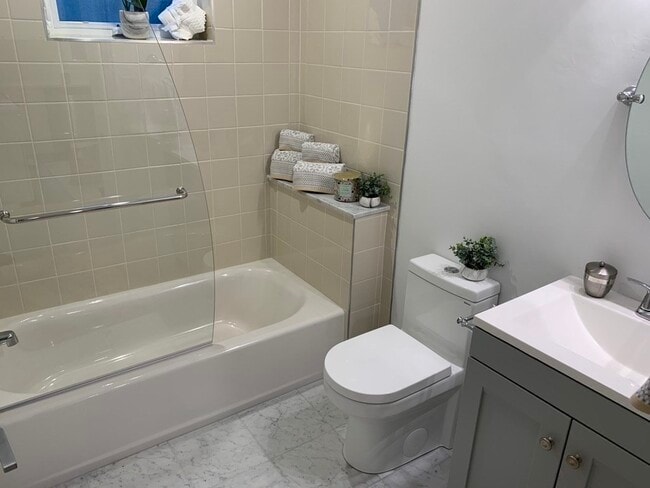 Building Photo - 27 Phillips St