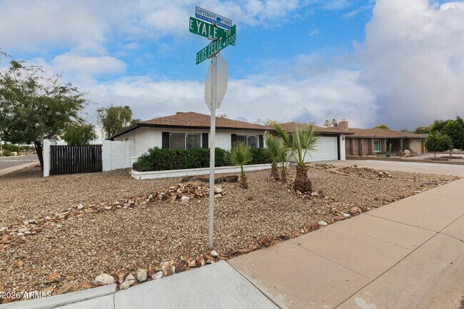 Building Photo - 1835 E Yale Dr