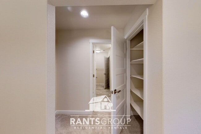 Building Photo - Beautiful Home! Easy JBLM commute!