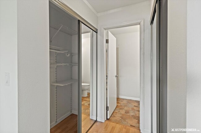 Building Photo - 2 Bed/ 2 Bath / Garage - Anchorage Condo!