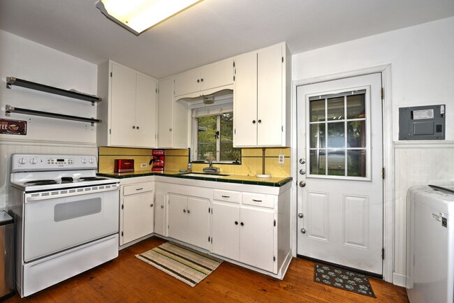 Building Photo - CHARMING DUPLEX: 2 BEDROOMS | 1 BATH | FUL...