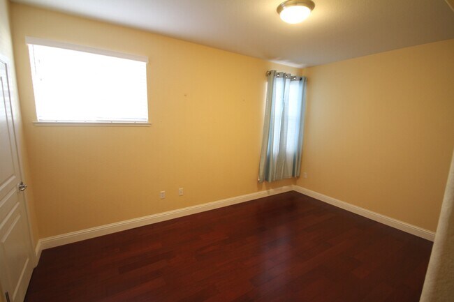 Building Photo - 3 Bed| 2 Bath | 1526 SF | Private 2 Car Garage | Condominium