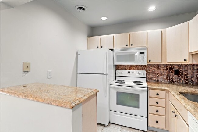 Building Photo - 140 Cypress Club Dr