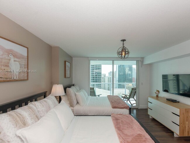 Building Photo - 1200 Brickell Bay Dr
