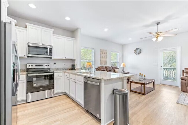 Building Photo - 7597 Shadow Lake Dr