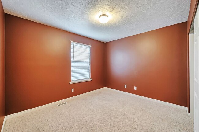 Building Photo - Beautiful Riverton Townhome in Gated Community w 1 car garage attached