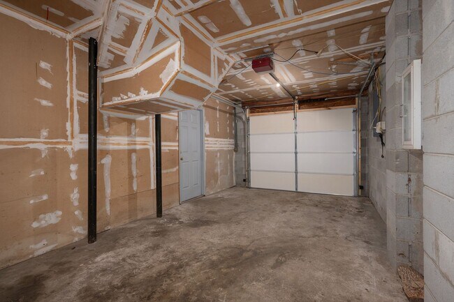 Building Photo - 3 Bedrooms with Full Basement on Corner Lot!