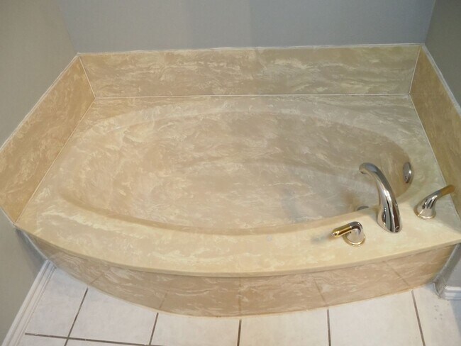 Building Photo - 924 Summer Trail