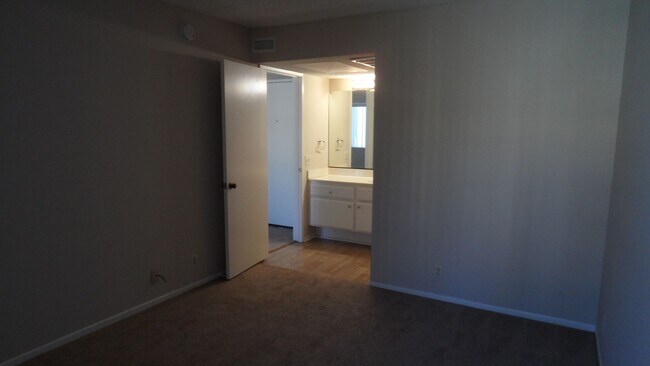 Building Photo - 55+ Senior Living Upgraded 1 BR 1 BA Gated...