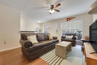 Building Photo - 2207 Leon St