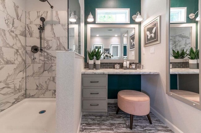 Large Master Bathroom - 465875 E 790 Rd