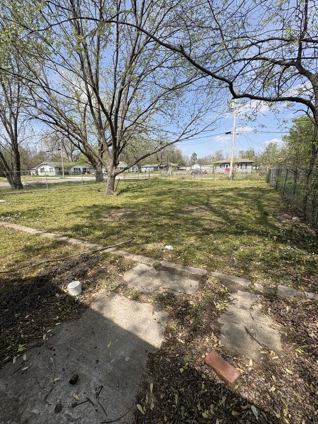 Building Photo - 730 W 8th St