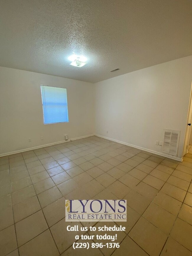 Building Photo - 2 Bed | 1 Bath Apartment – One-Level Living!