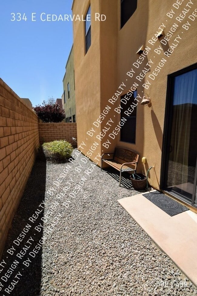 Building Photo - 334 E Cedarvale Rd
