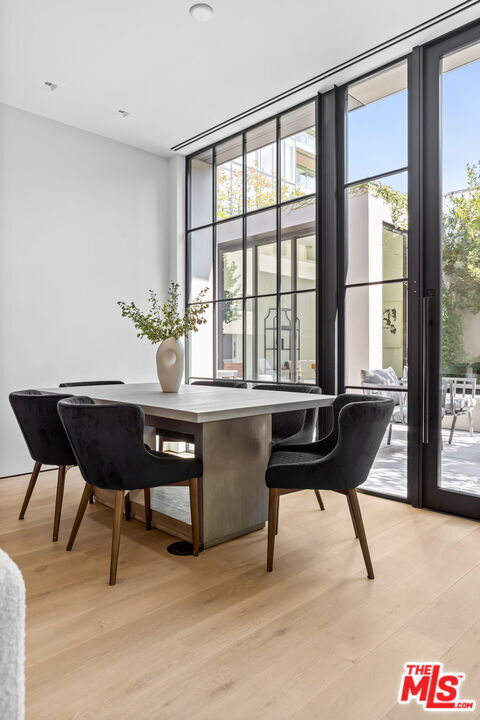 Building Photo - 8890 Rosewood Ave