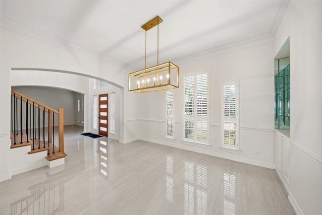 Building Photo - 5622 Lake Pl Dr