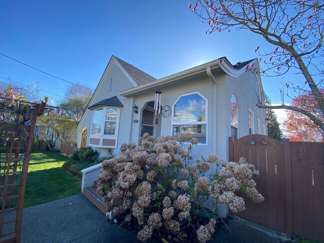 Building Photo - Ballard Loyal Heights Home