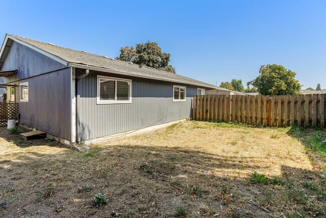 Building Photo - State Duplex - VPM482830S-6