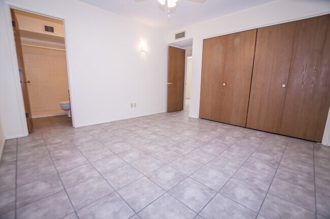 Building Photo - Welcome to this delightful 3-bedroom, 2-ba...