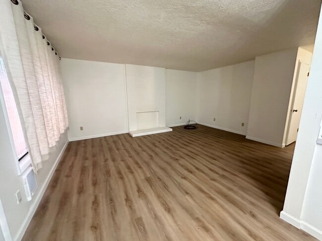 Building Photo - 2 Bedroom Duplex Off Oleson Road!