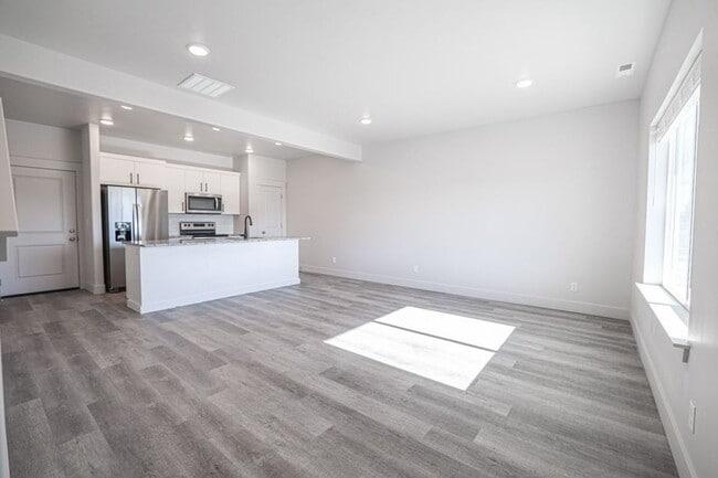 Building Photo - 3 bed, 2.5 bath Summerfield Townhome found in Rexburg! BRAND NEW PAINT THROUGHOUT!!!!
