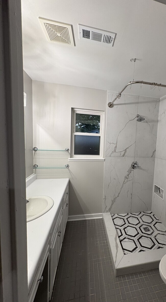 Building Photo - 11701 Southridge Dr