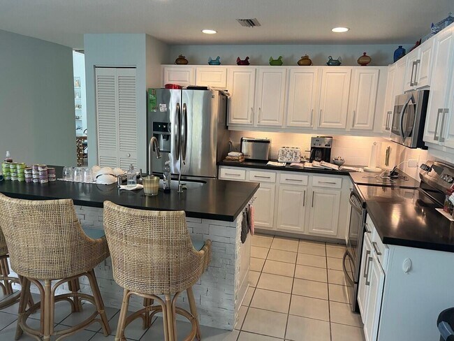 Building Photo - 9230 Heathridge Dr