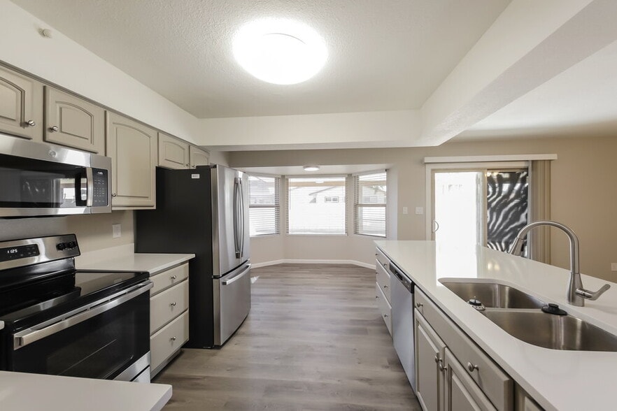 Building Photo - 3945 W Meadow Dr