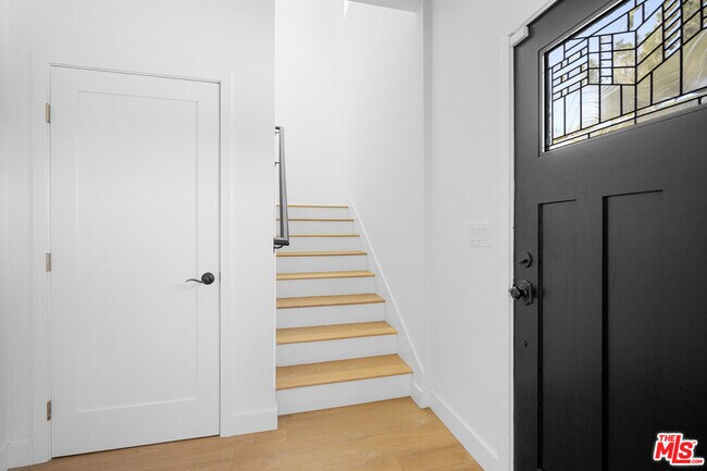 Building Photo - 5826 Craner Ave