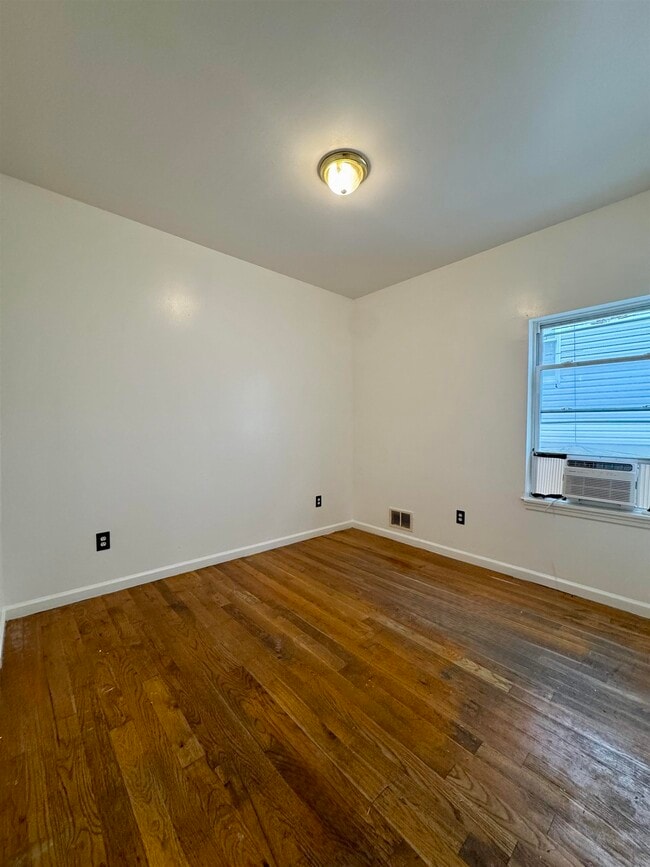 Building Photo - 142 Ege Ave
