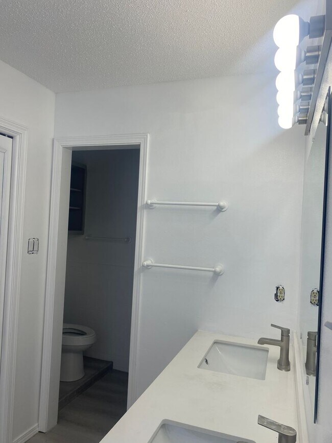Building Photo - Beautiful remodeled home in northeast heig...