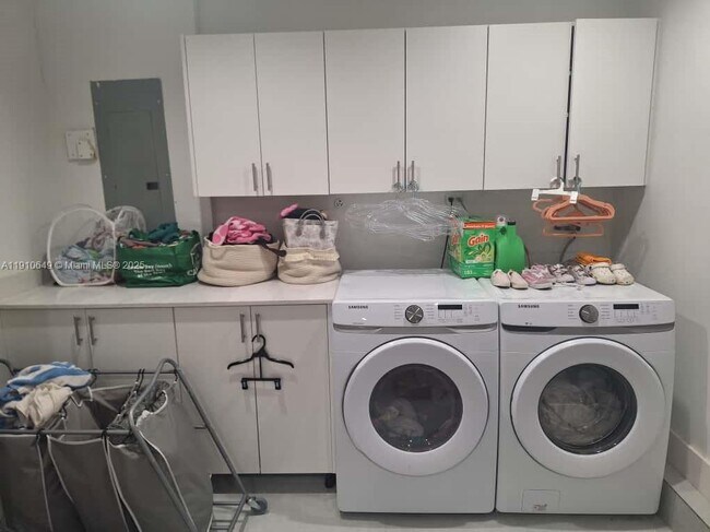 Building Photo - 13437 SW 44th Ln