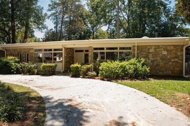 Building Photo - 627 Old Ivy Rd NE