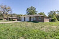 Building Photo - 2502-2502 E Morris Dr