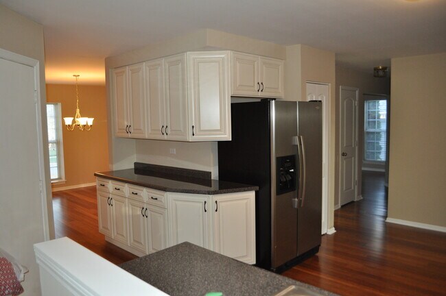 Building Photo - 15 Whispering Dr