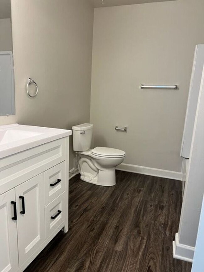 Building Photo - Charming 2-Bedroom 1 bathroom Apartment in the Heart of Chesterton!