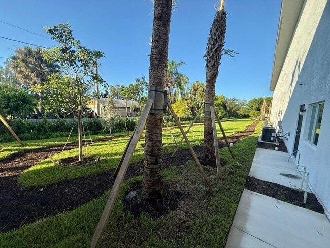 Building Photo - 4965 Serafica Dr