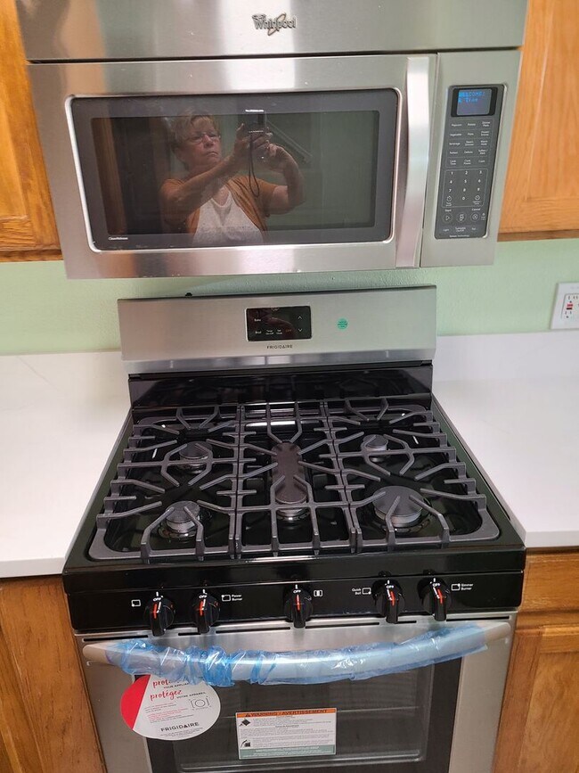 Building Photo - 3 BDRM 2.5 BATH GATED TOWNHOME