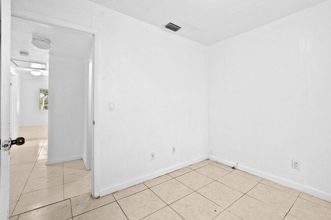 Building Photo - Spacious 3BR/1BA Single-Family Home – Cent...