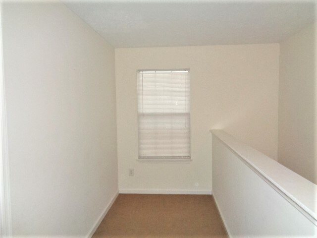Building Photo - 302 Holland Ridge Dr