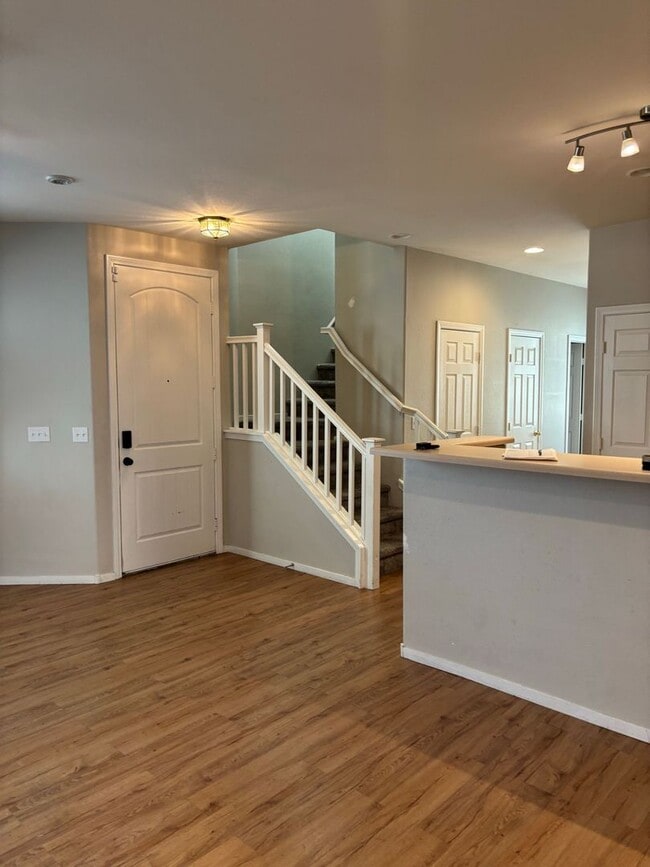 Building Photo - GREAT TOWNHOME LOCATED IN GATED COMMUNITY!!