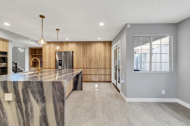 Building Photo - Stunning Remodeled 4-Bedroom Home in Exclu...