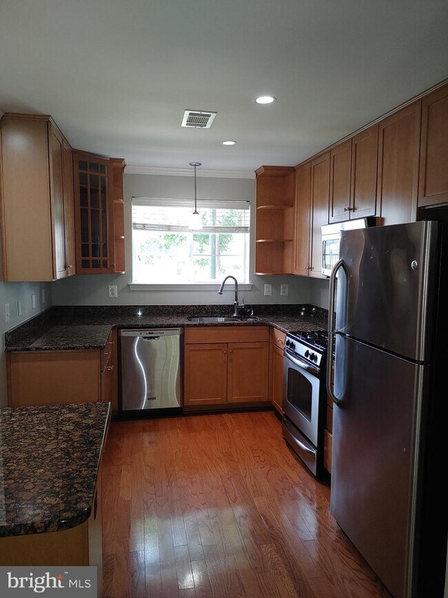 Building Photo - 4123 S Four Mile Run Dr