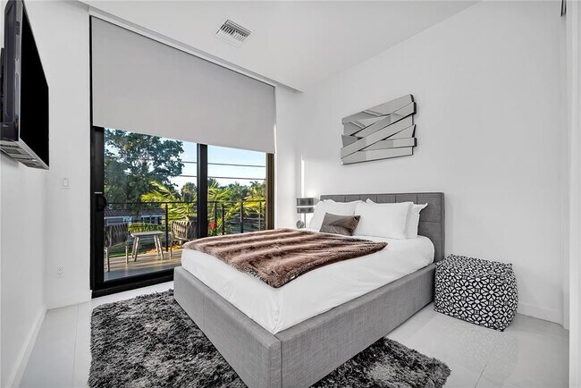 Building Photo - 2516 NE 21st St