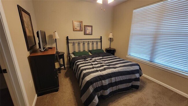 Building Photo - 914 Charo Pkwy