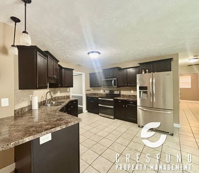 Building Photo - 4BR 2.5 Bath with Screened Porch and priva...