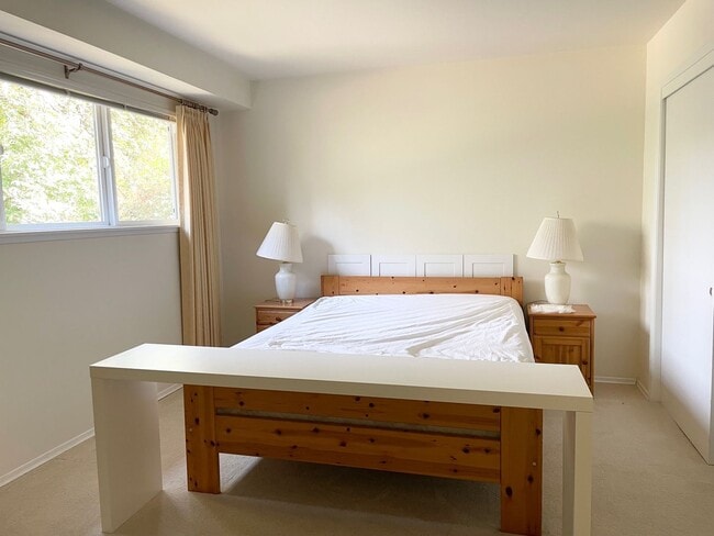 Building Photo - Beautifully Remodeled 5 Bed 2.75 Bath Home in Eastgate