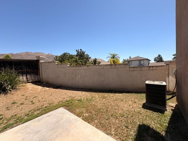Building Photo - 4 Bed, 2.5 Bath in Riverside!