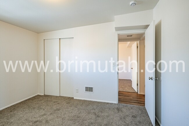 Building Photo - 2241 E Laney Ave